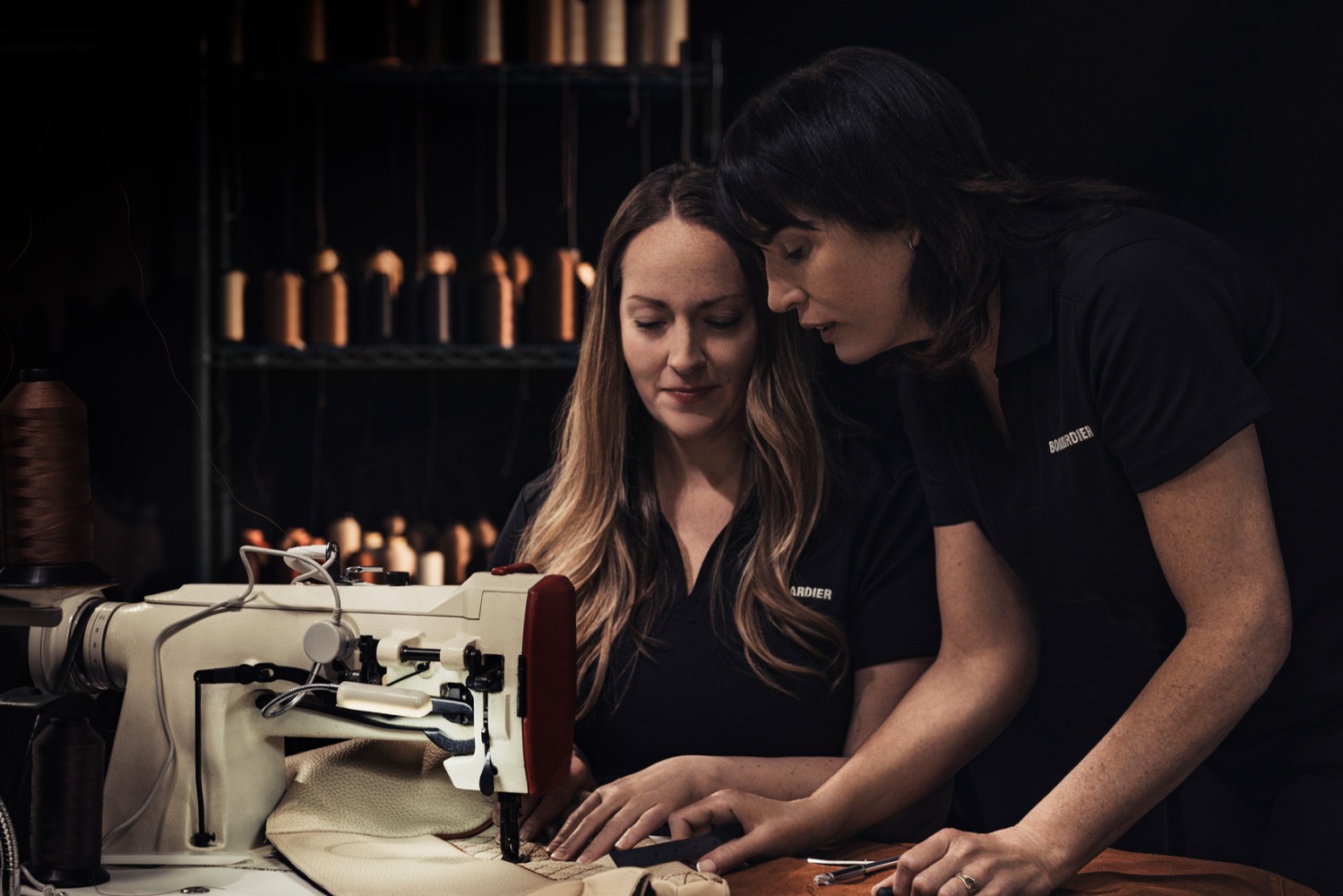 Nadia Larivière et Marie-Pierre Lapointe, rembourreuses.